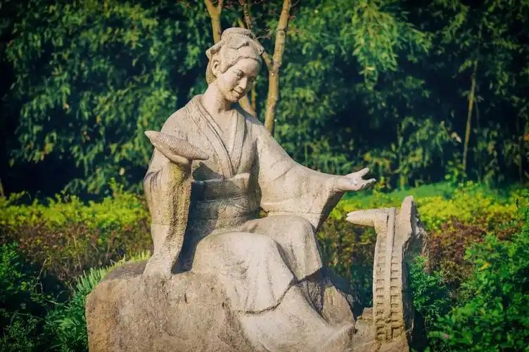 以下哪位女性是中国古代著名的纺织技术革新者